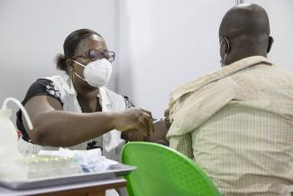A healthcare worker vaccinating a man in Cote d'Ivoire © Erick Kaglan/World Bank/Flickr