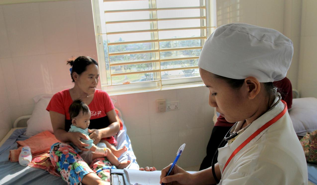 A mother and child at a health centre in Preah Vihear province, Cambodia. © Chhor Sokunthea / World Bank