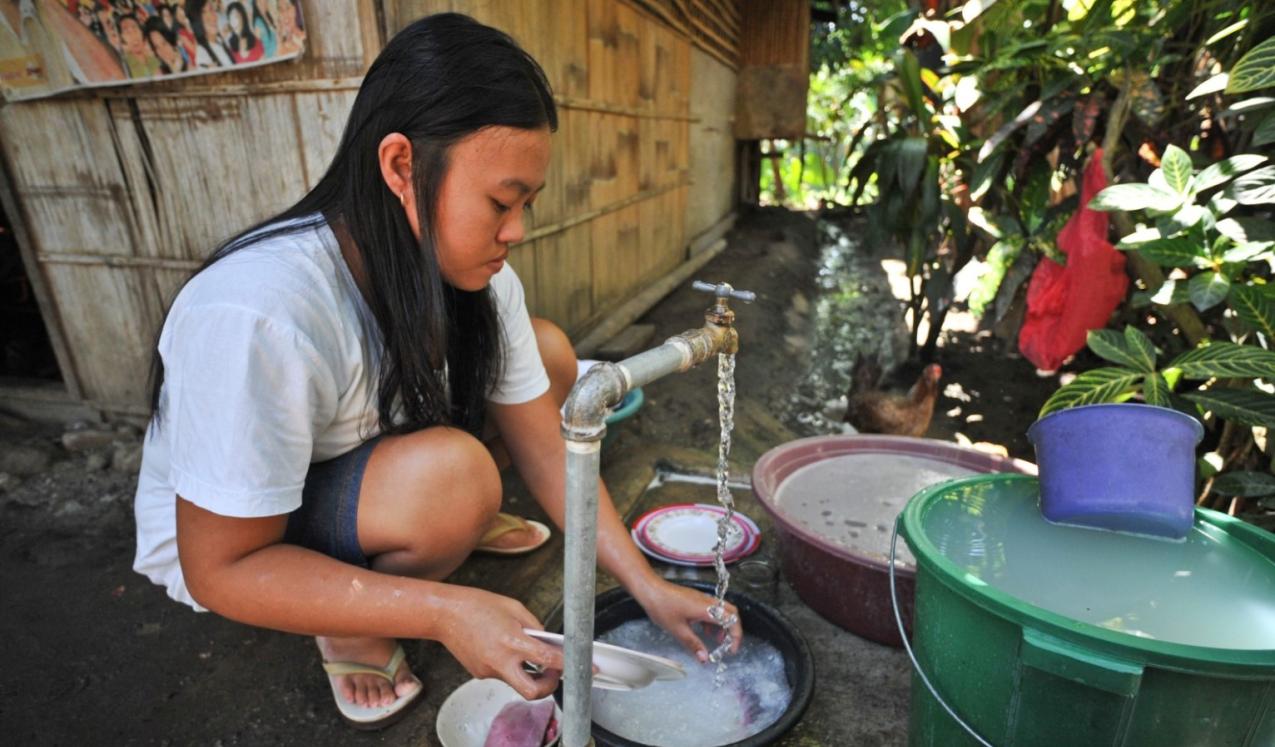 Female resident washing the dishes in the Philippines. © Asian Development Bank