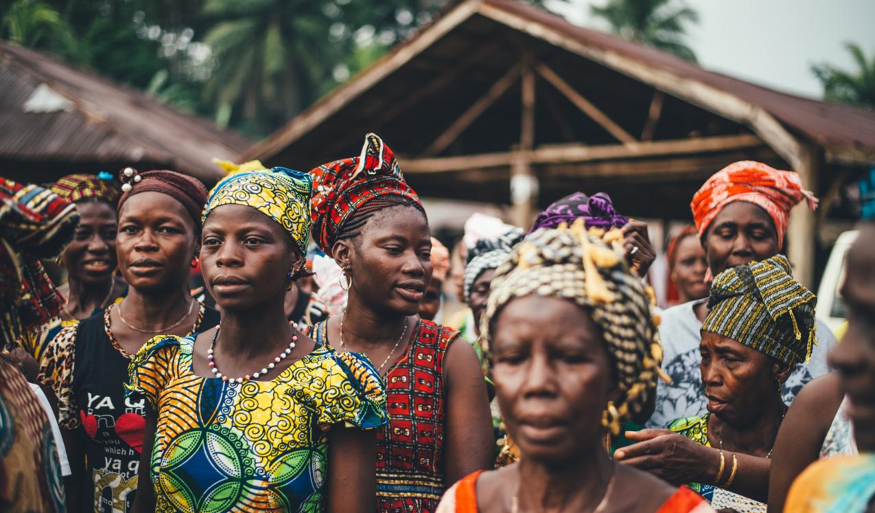 © Annie Spratt/Unsplash/2016. A group of women come together in a community in Sierra Leone.