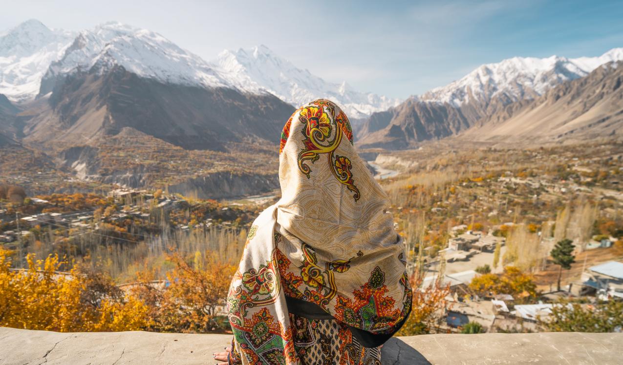 A woman looking at Hunza valley in Gilgit Baltistan, Pakistan. © Punnawit Suwattananun / shutterstock 1694778085