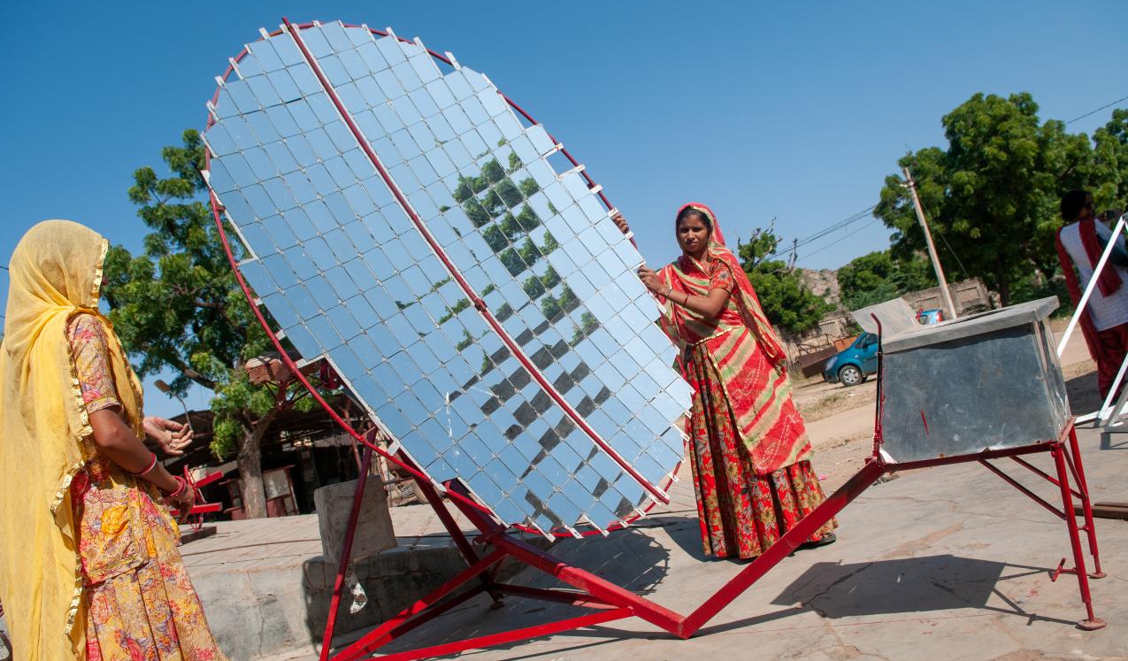 Women constructing solar cookers at the workshop of Barefoot College in Tilonia, Rajasthan, India. © PradeepGaurs | Shutterstock ID: 1983388574