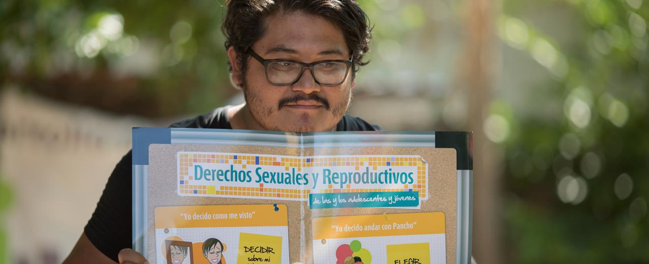 A Mexfam Gente Joven (“Young People”) programme health educator providing information about sexual and reproductive rights during a comprehensive sexuality education course. 