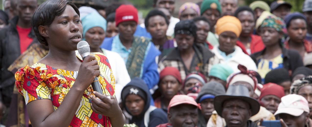 female employee at a land husbandry site in Nyabihu District, Rwanda, addresses her fellow workers. The site employs about 150 labourers of which 60% are women. © Simone D. McCourtie / World Bank