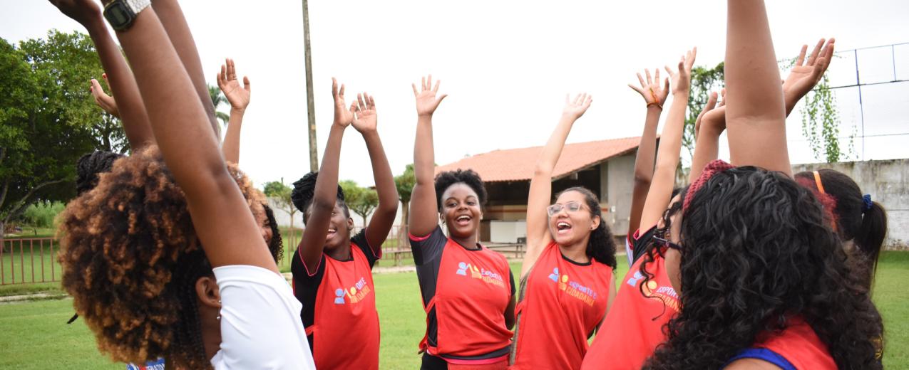 A women's football team having a team talk. © Empodera