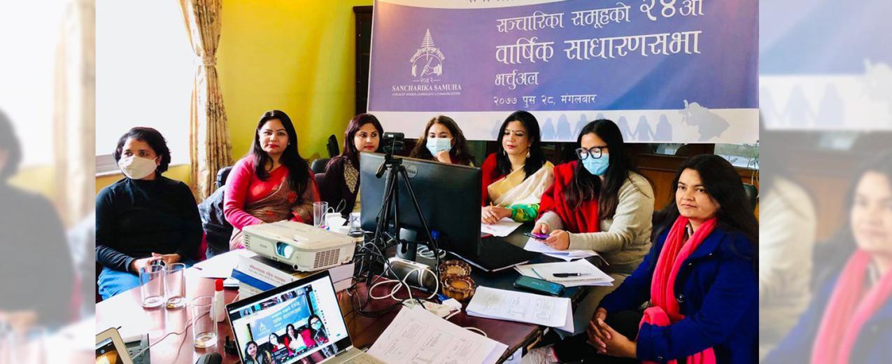 Women representative delivering training on the reporting of gender issues in the media, Nepaljung ©SAS