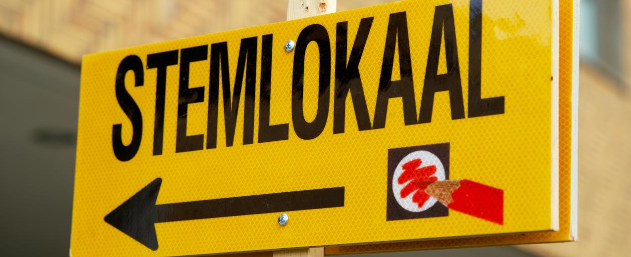 Yellow sign directing voters to a polling station for municipal elections in the Netherlands. ©Rene Notenbomer / Shuttertock 2122158884