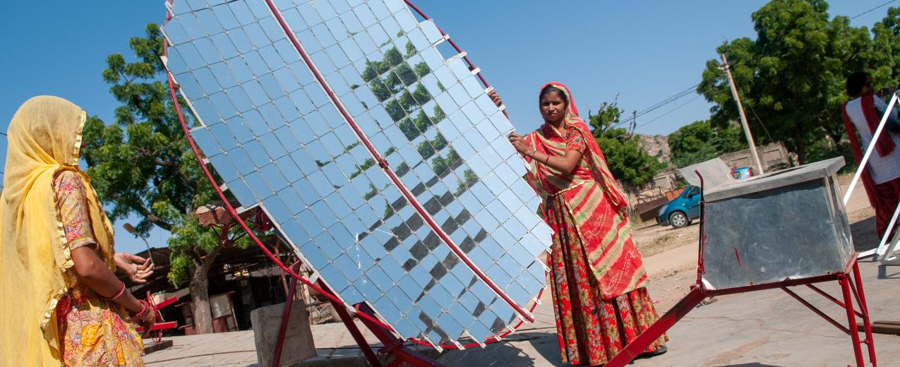 Women constructing solar cookers at the workshop of Barefoot College in Tilonia, Rajasthan, India. © PradeepGaurs | Shutterstock ID: 1983388574