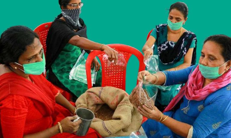 Women sharing out peanuts. ©Kudumbashree