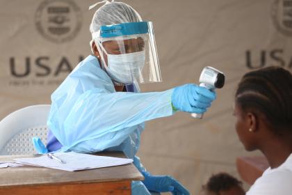 A nurse checks the temperature of a patient at Redemption Hospital in Monrovia, Liberia. © Dominic Chavez/World Bank